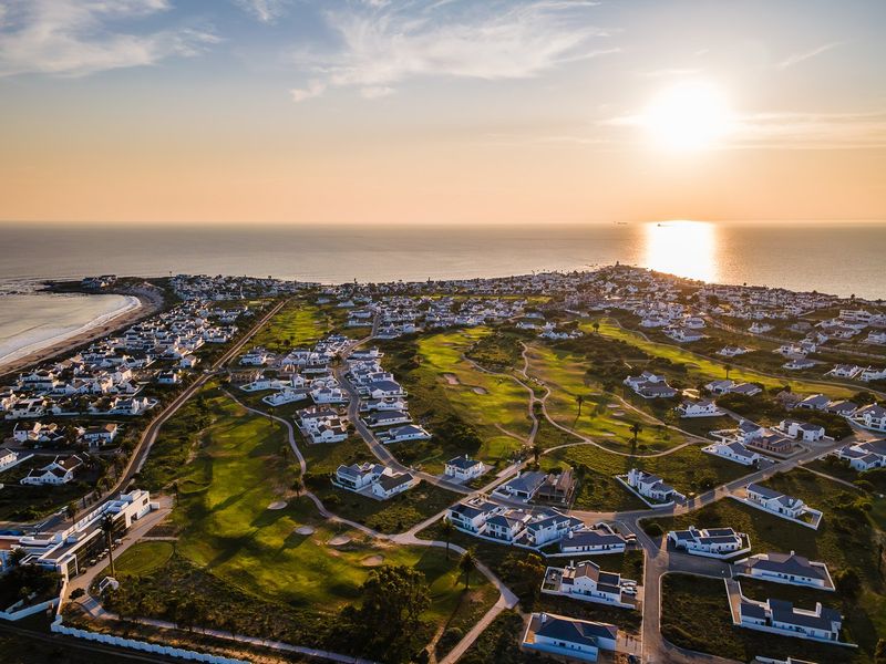 Escape the city to your own effortless weekend sanctuary where family memories are shaped by the magic of the West Coast ocean. - Photo 9