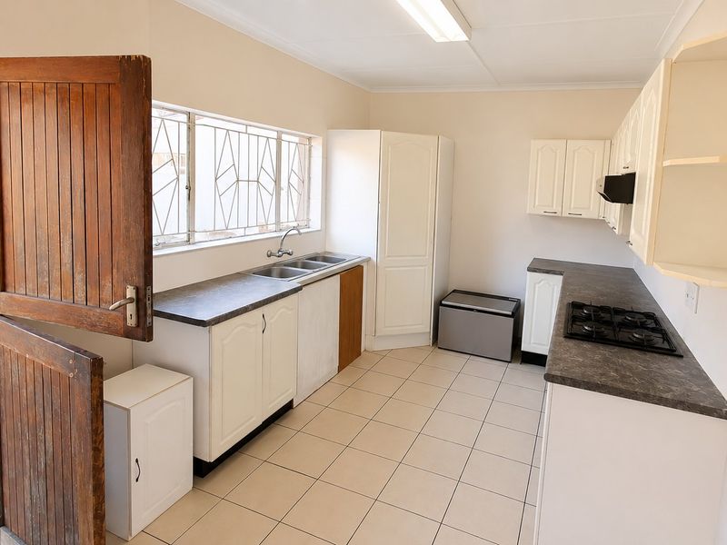 Great Starter Home – Ideal for First-Time Buyers or Investors - Photo 2