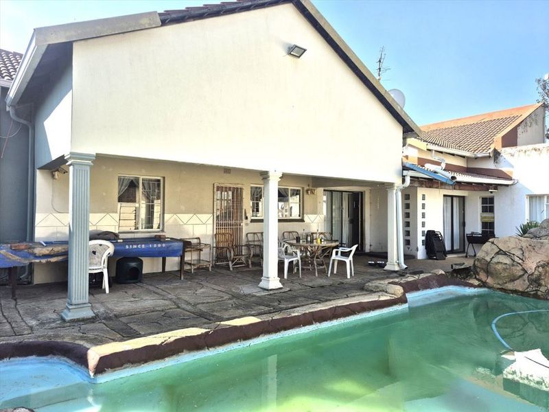 Elegant Family Living With Exceptional Comfort - Photo 3