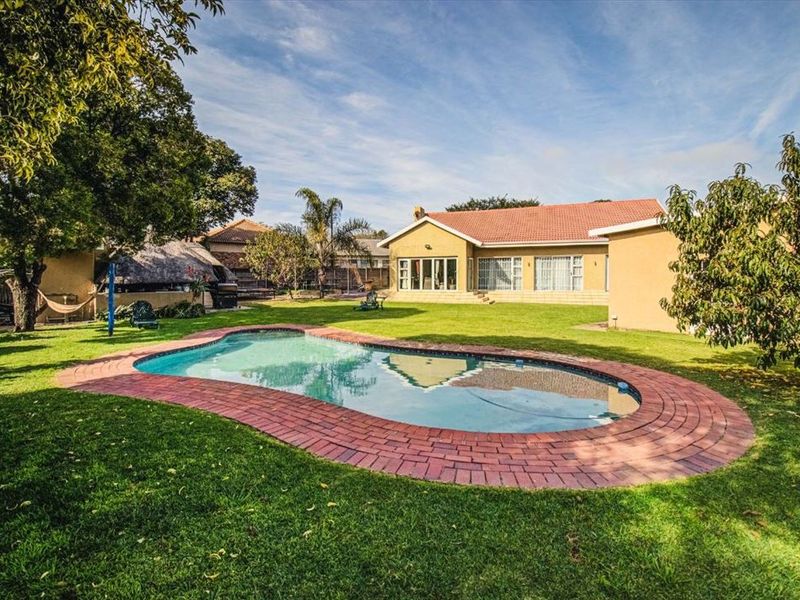 Exceptional Family Home With Two Granny Flats - Photo 4