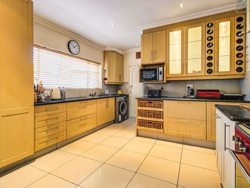 Exceptional Family Home With Two Granny Flats - Photo 1