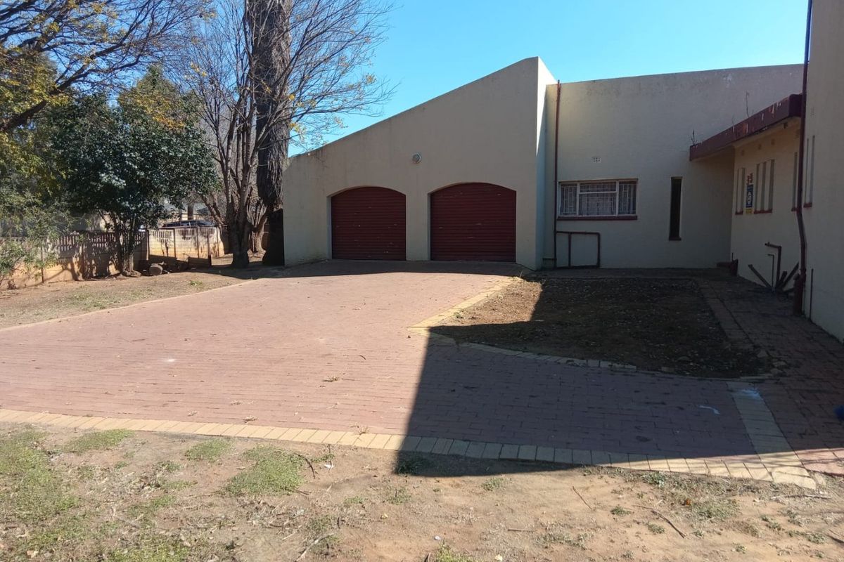 3-Bedroom Home with a double Garage, En-Suite in Bergsig  - Photo 2
