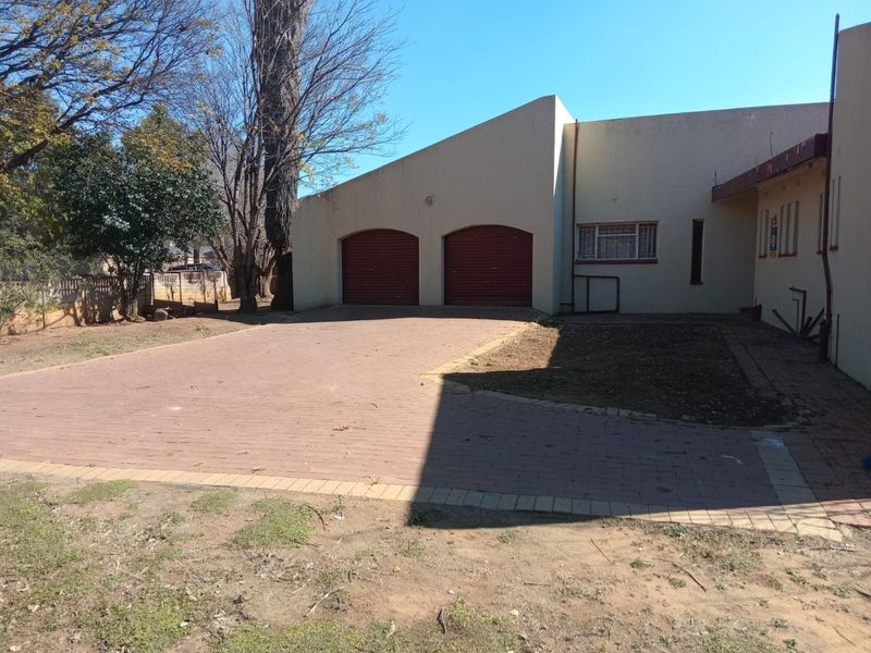 3-Bedroom Home with a double Garage, En-Suite in Bergsig  - Photo 2