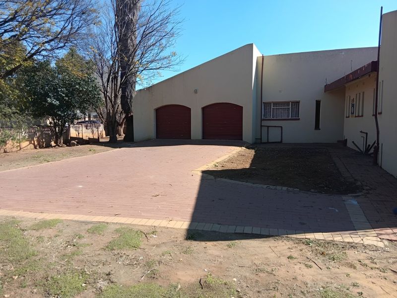 3-Bedroom Home with a double Garage, En-Suite in Bergsig  - Photo 1