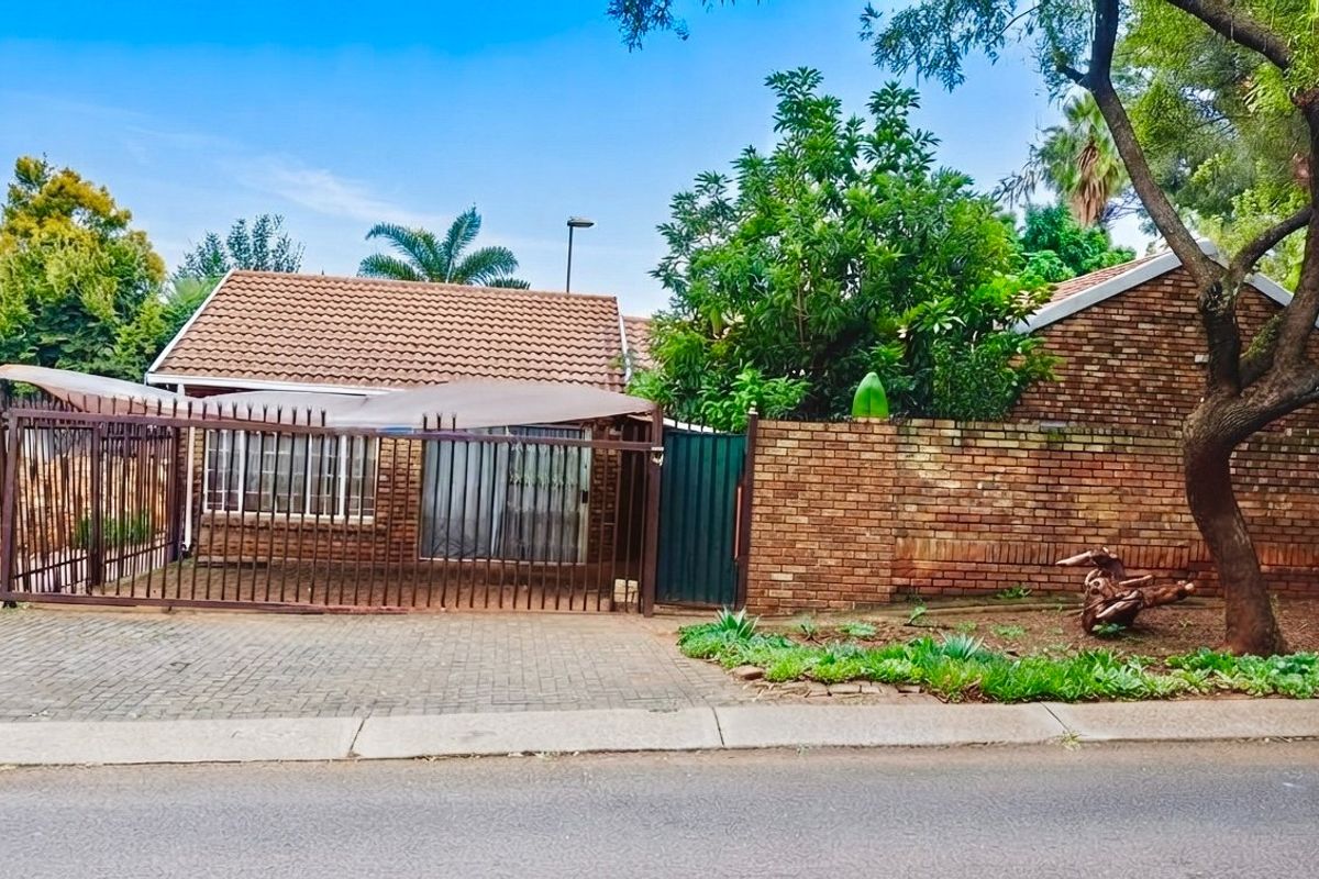 WELL PRICED COSY 3 BEDROOM FAMILY HOME FOR SALE  - Photo 2