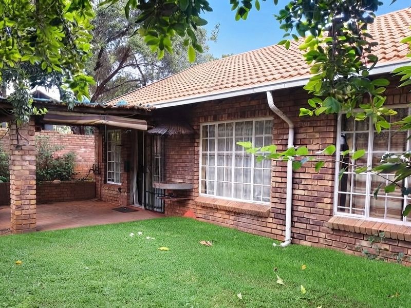 WELL PRICED COSY 3 BEDROOM FAMILY HOME FOR SALE  - Photo 1
