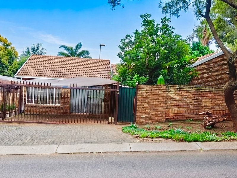 WELL PRICED COSY 3 BEDROOM FAMILY HOME FOR SALE  - Photo 2