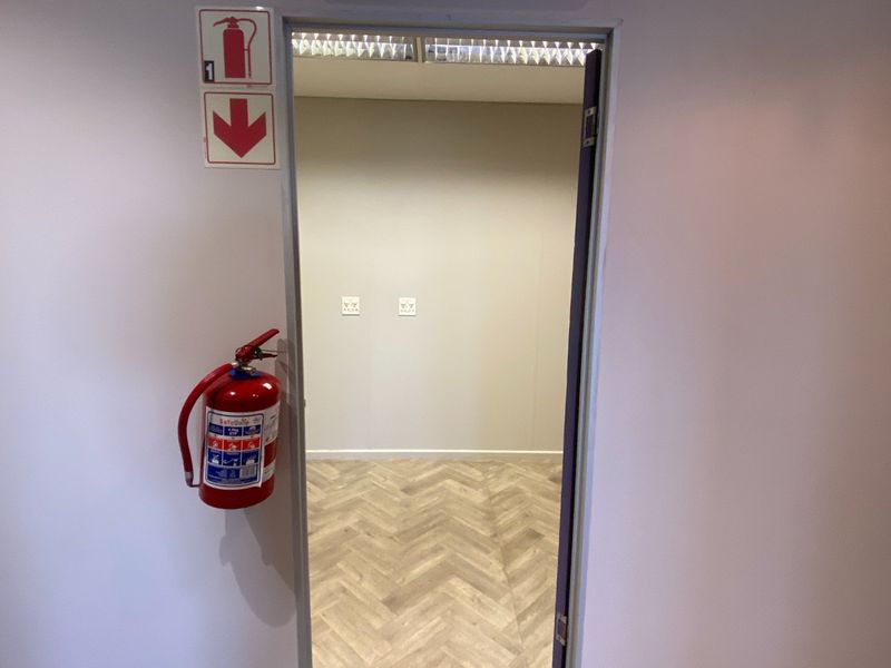 117m2 Commercial to Let  - Photo 9