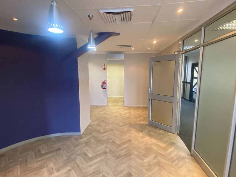 117m2 Commercial to Let  - Photo 6