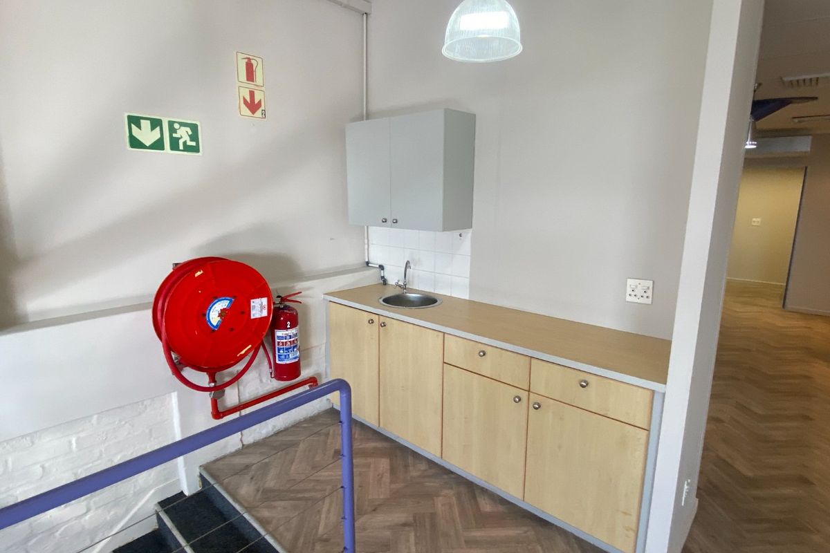 117m2 Commercial to Let  - Photo 5