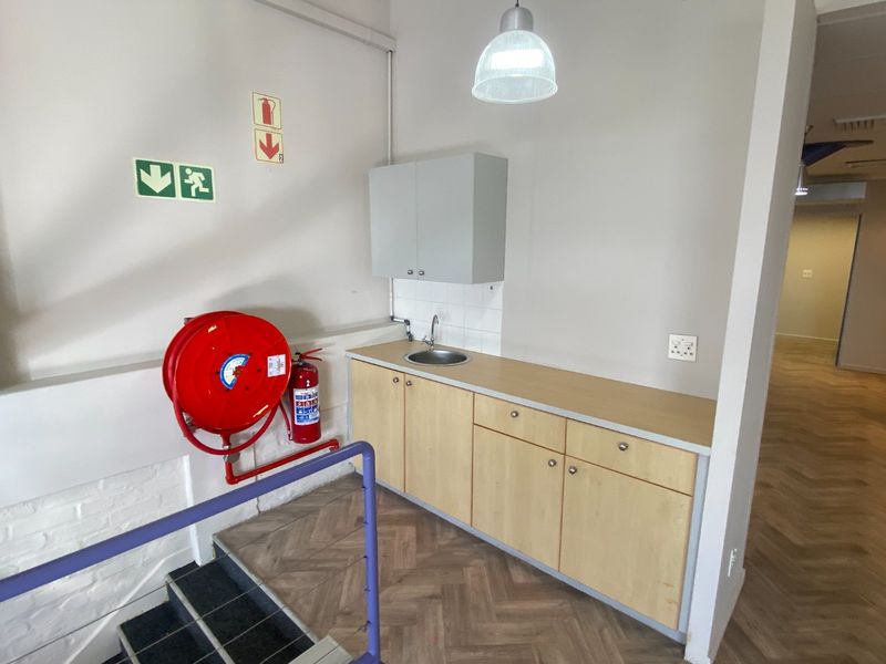 117m2 Commercial to Let  - Photo 5