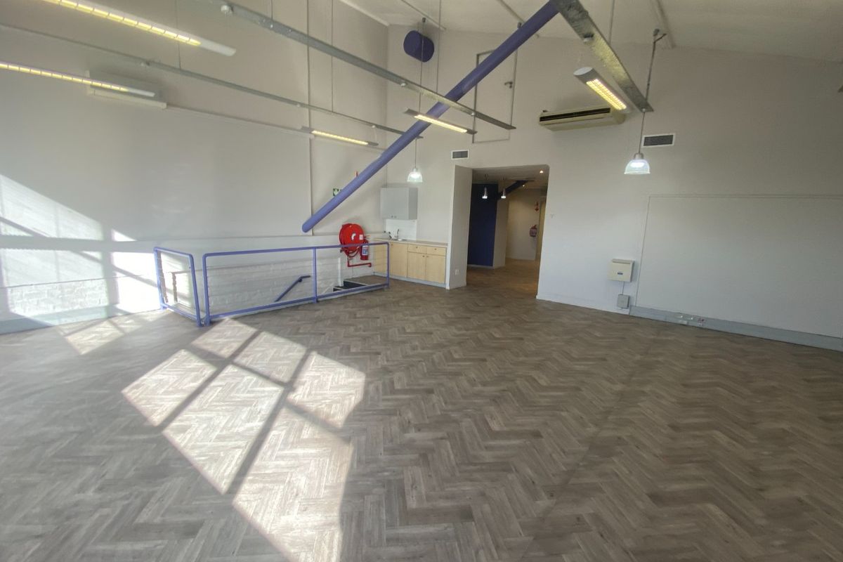 117m2 Commercial to Let  - Photo 2