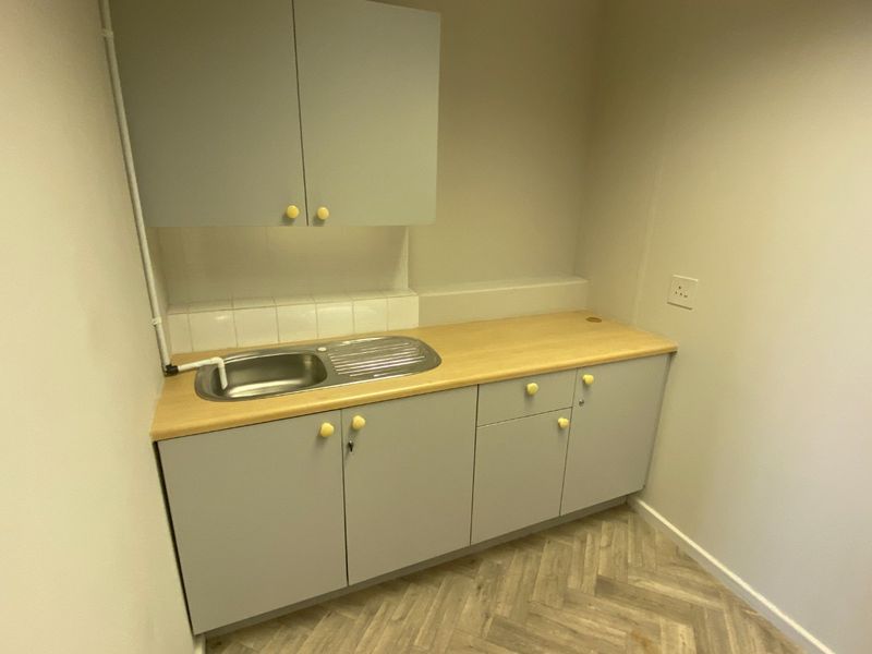 117m2 Commercial to Let  - Photo 8