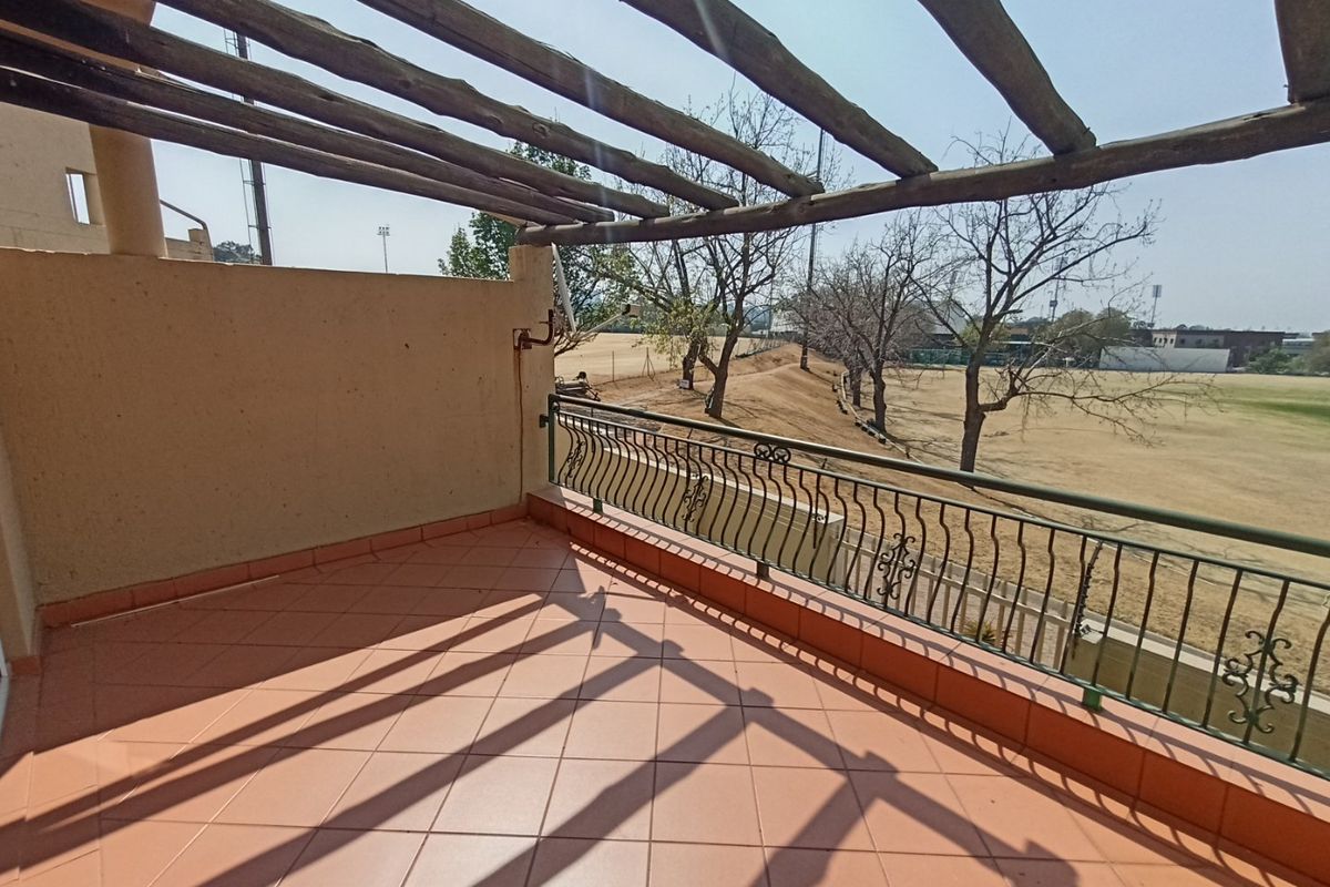 North Facing Spacious 2 Bed 2 Bath NEWLY TILED - Photo 2