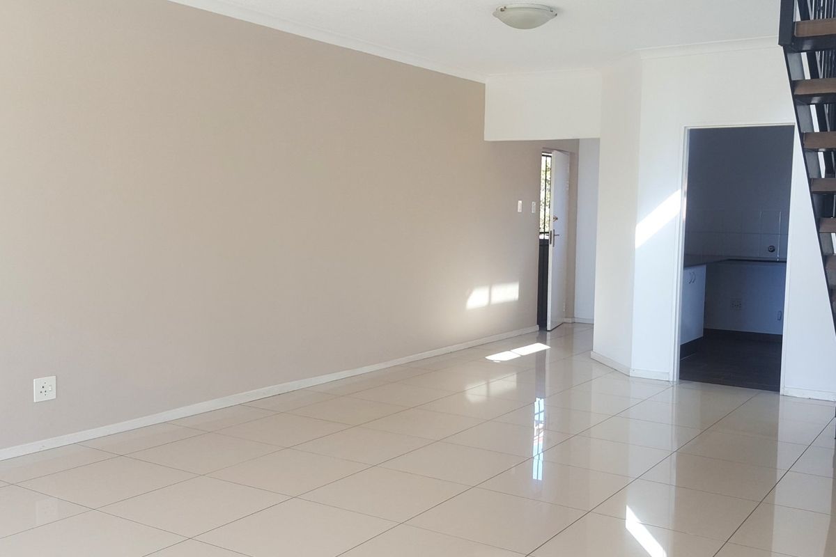 North Facing Spacious 2 Bed 2 Bath NEWLY TILED - Photo 4