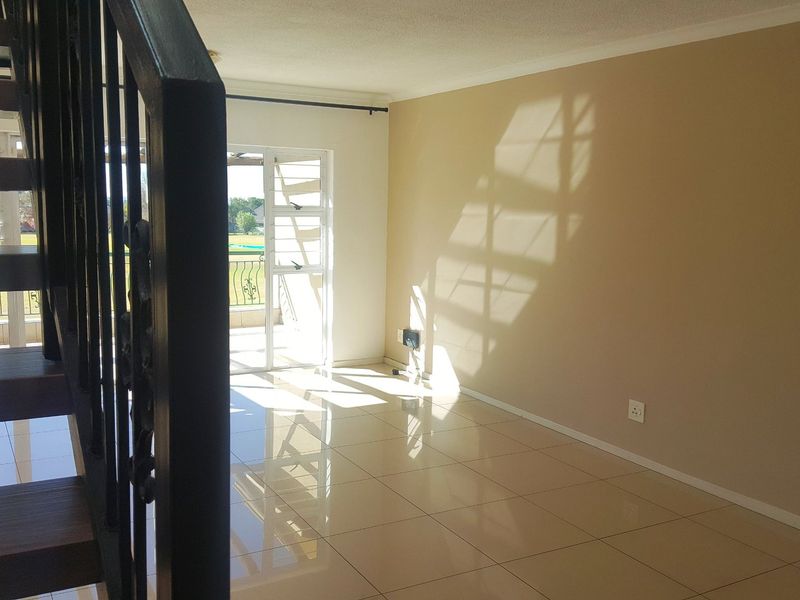 North Facing Spacious 2 Bed 2 Bath NEWLY TILED - Photo 8