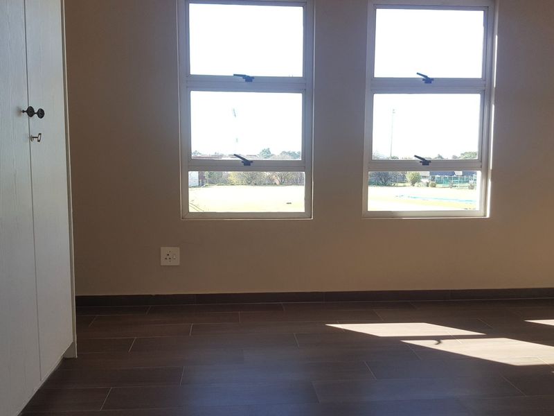 North Facing Spacious 2 Bed 2 Bath NEWLY TILED - Photo 10