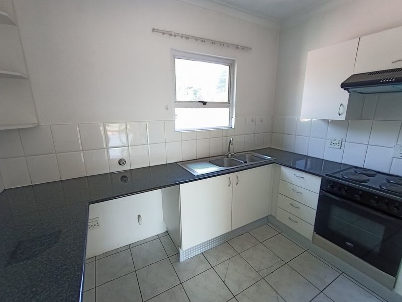 North Facing Spacious 2 Bed 2 Bath NEWLY TILED - Photo 7