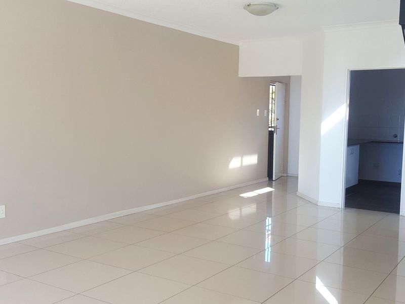 North Facing Spacious 2 Bed 2 Bath NEWLY TILED - Photo 4