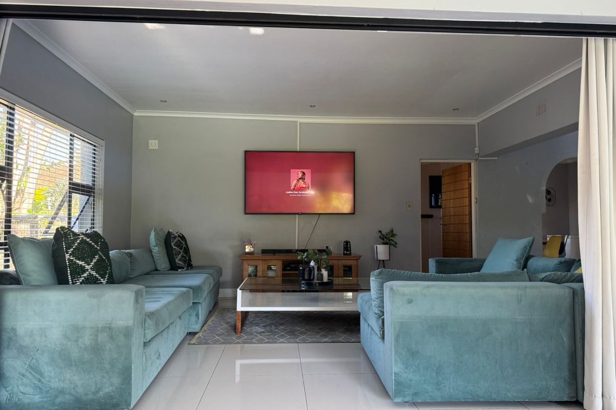 An executive family home to let in PadfieldPark Pinetown - Photo 4