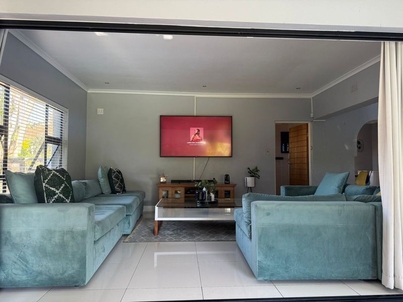 An executive family home to let in PadfieldPark Pinetown - Photo 4