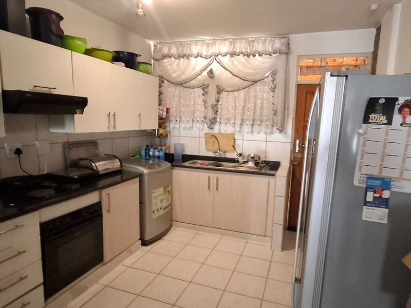 Charming Gezina Flat with Balcony Appeal - Photo 3