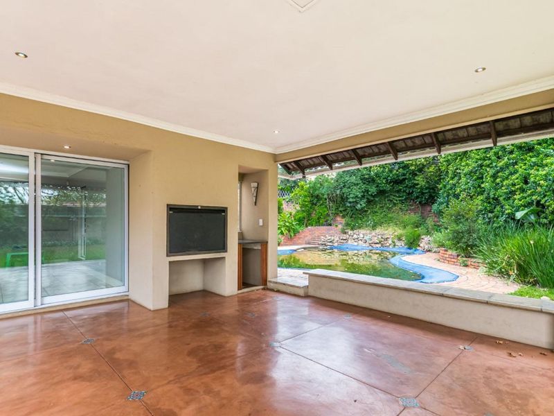 Spacious Four-Bedroom Home with Flatlet - Ferndale - Photo 4