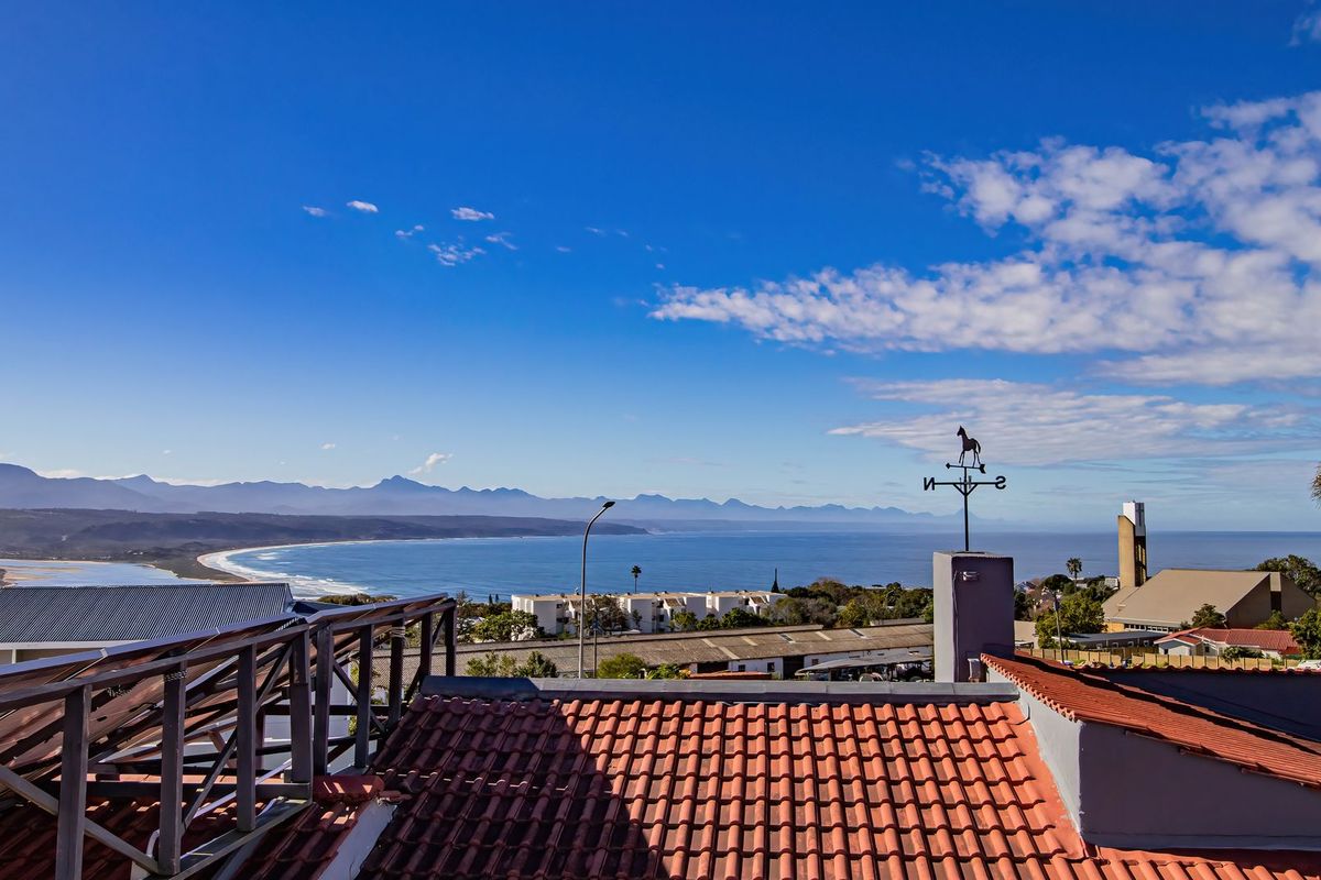 Family home with views  - Photo 3