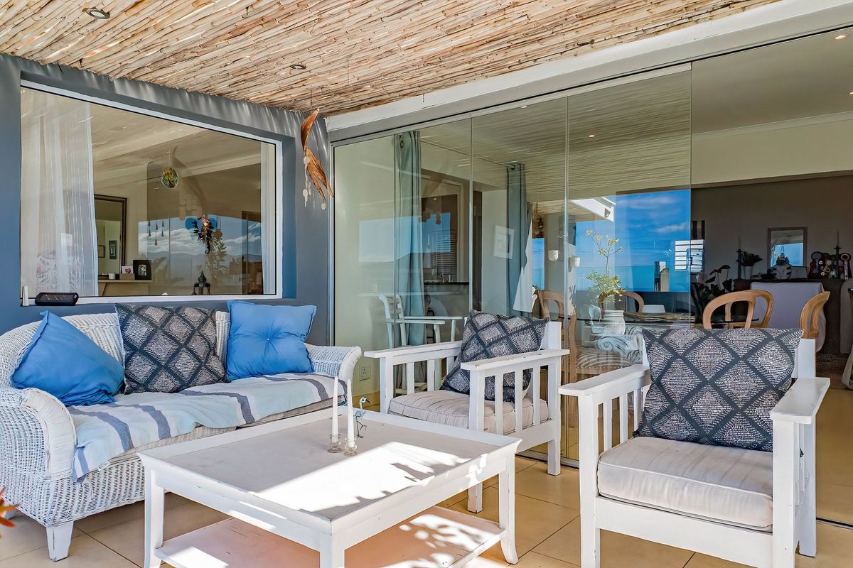 Family home with views  - Photo 4