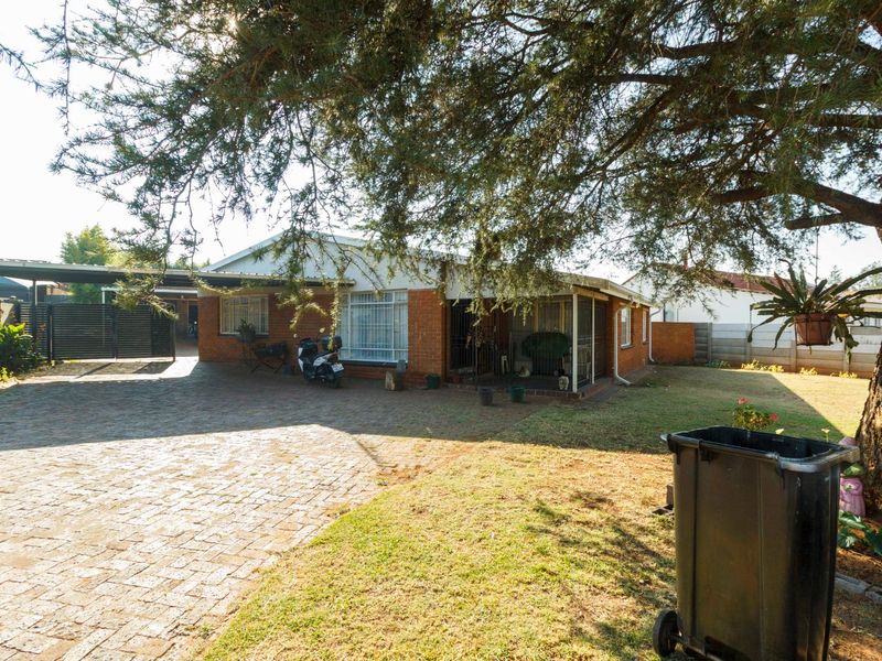 Family Home For Sale in Witpoortjie - Photo 1