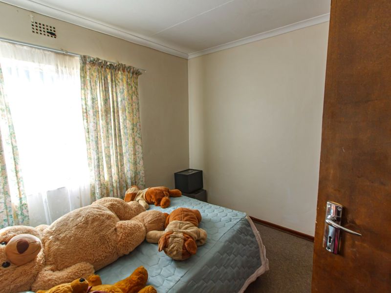 Family Home For Sale in Witpoortjie - Photo 10