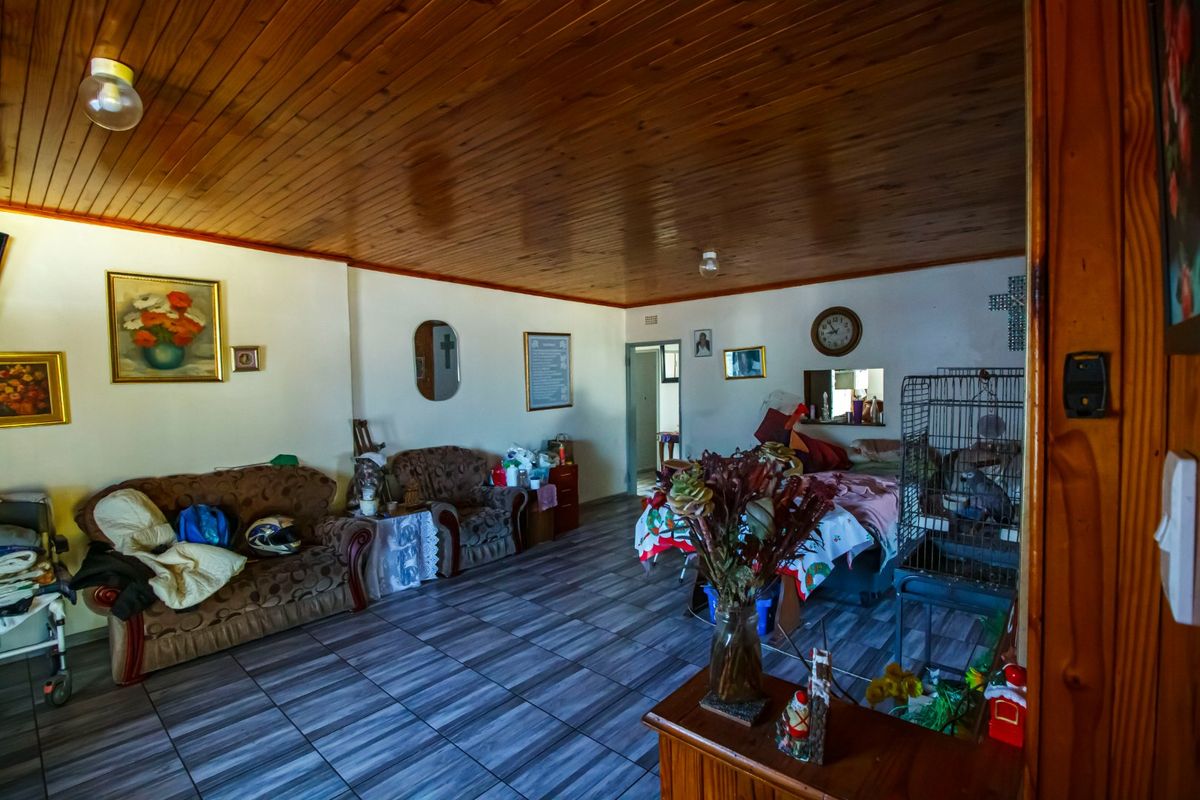 Family Home For Sale in Witpoortjie - Photo 3