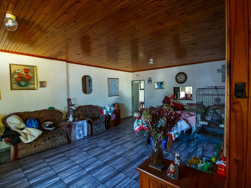 Family Home For Sale in Witpoortjie - Photo 3