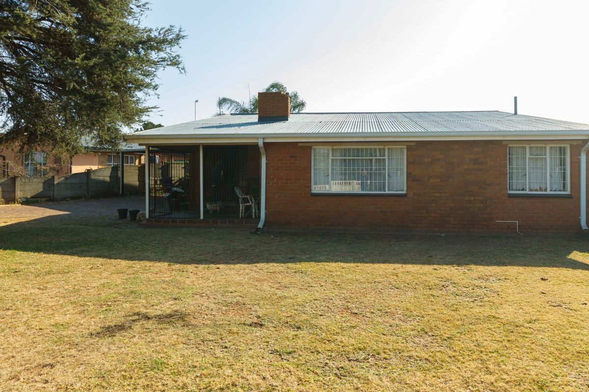 Family Home For Sale in Witpoortjie - Photo 2