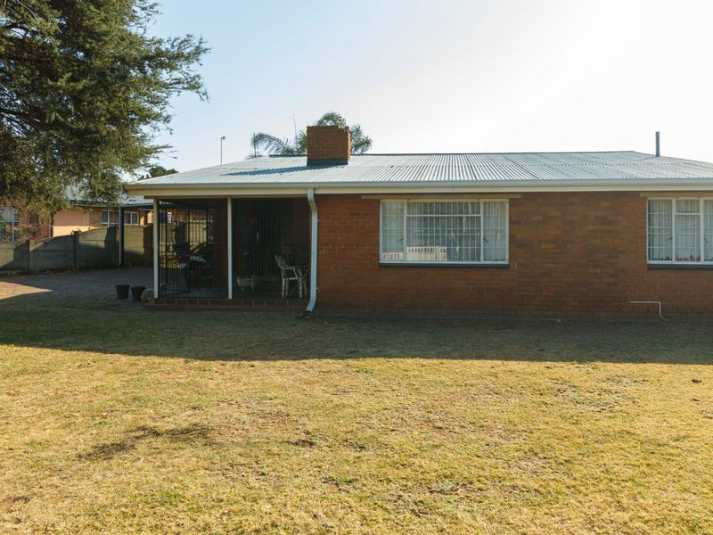 Family Home For Sale in Witpoortjie - Photo 2