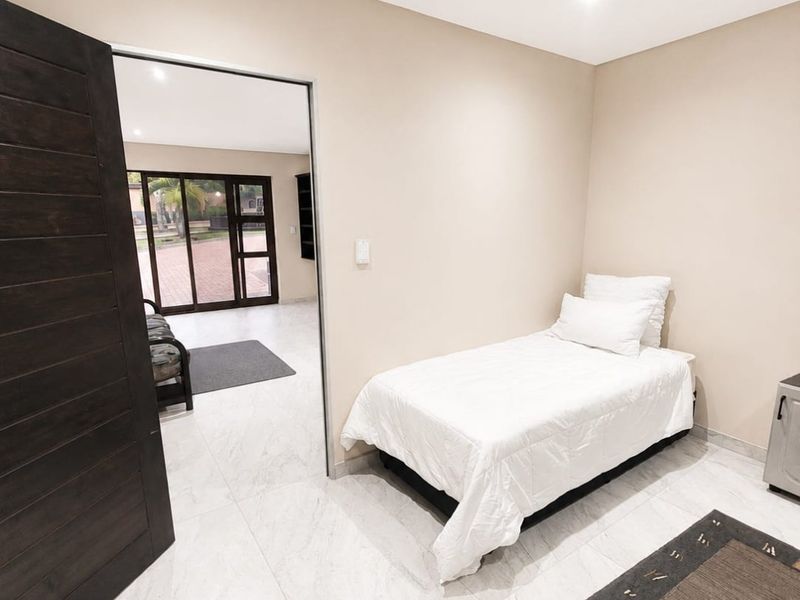 Ground Floor 3-Bedroom Unit – Ideal for Residential or Professional Use - Photo 4