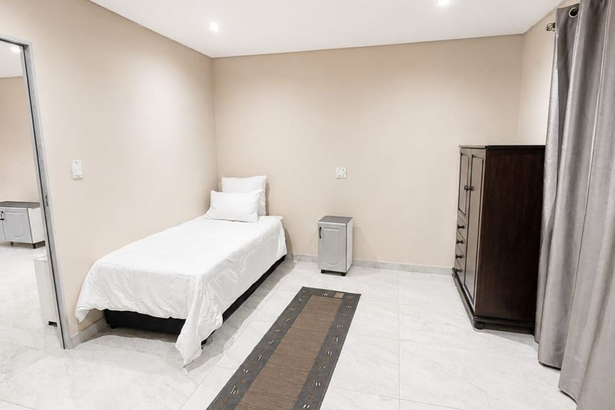 Ground Floor 3-Bedroom Unit – Ideal for Residential or Professional Use - Photo 5