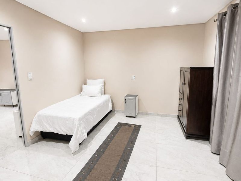 Ground Floor 3-Bedroom Unit – Ideal for Residential or Professional Use - Photo 5