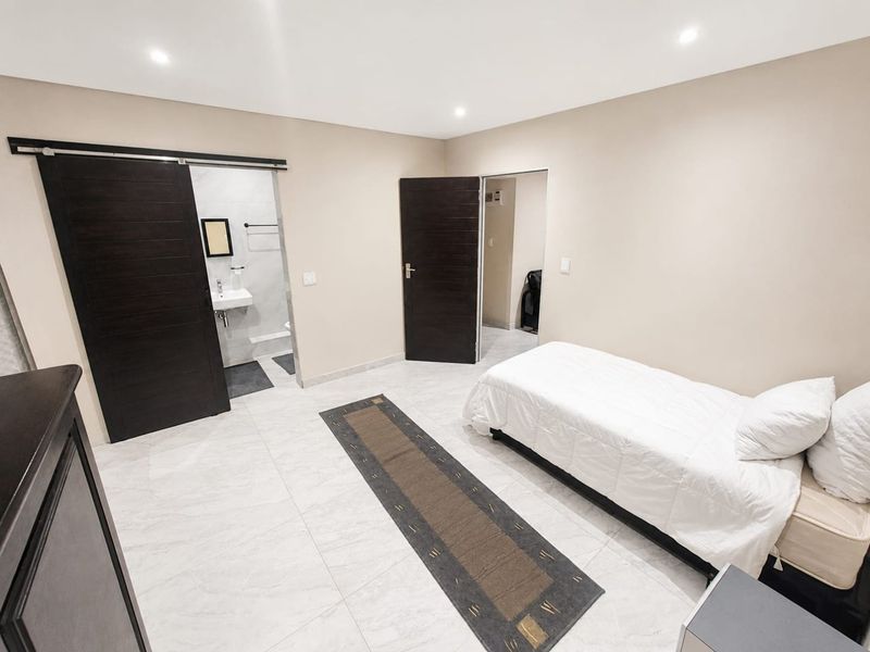 Ground Floor 3-Bedroom Unit – Ideal for Residential or Professional Use - Photo 6