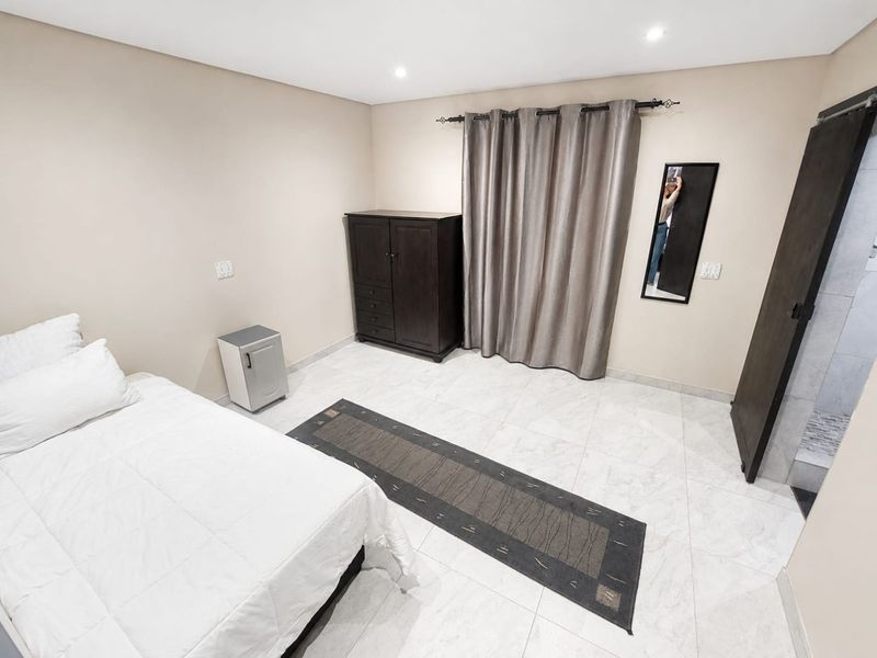 Ground Floor 3-Bedroom Unit – Ideal for Residential or Professional Use - Photo 3