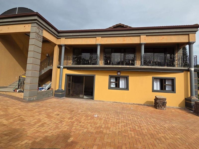 Ground Floor 3-Bedroom Unit – Ideal for Residential or Professional Use - Photo 1