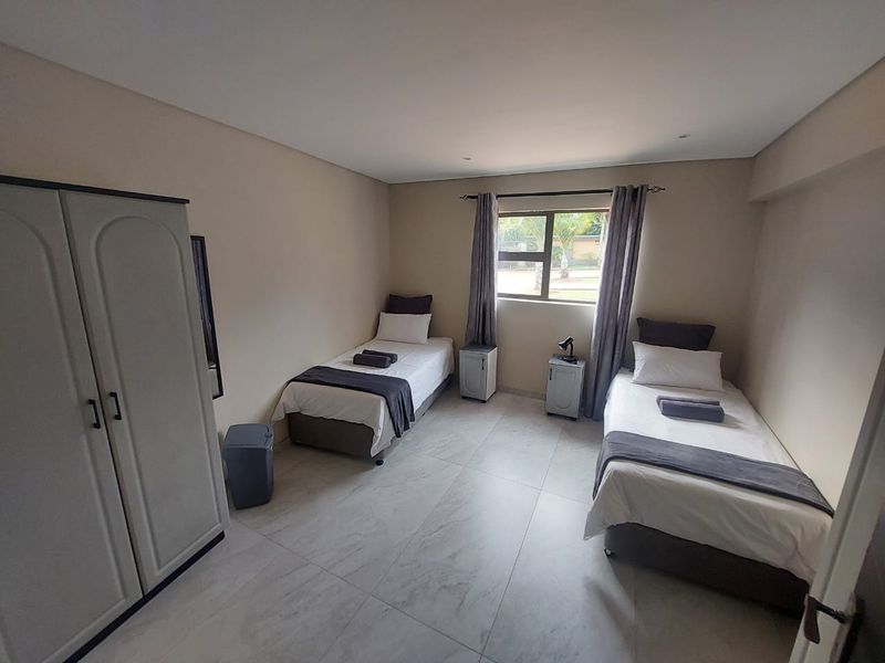Ground Floor 3-Bedroom Unit – Ideal for Residential or Professional Use - Photo 9