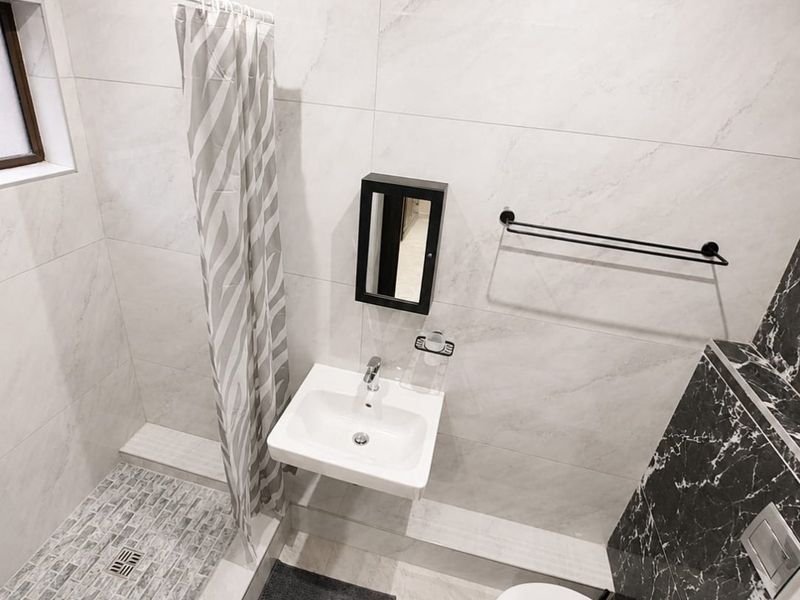 Ground Floor 3-Bedroom Unit – Ideal for Residential or Professional Use - Photo 7