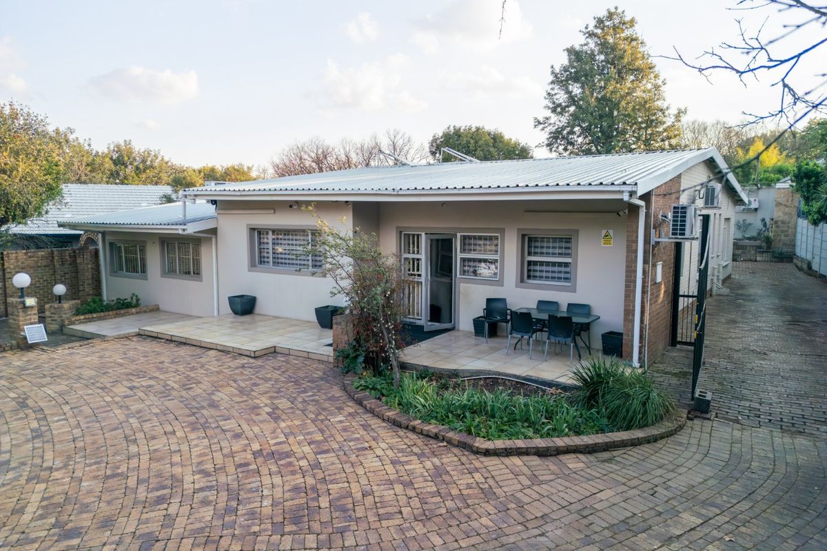 Large Versatile Property with Business Rights for Sale in Eastleigh Ridge - Photo 3