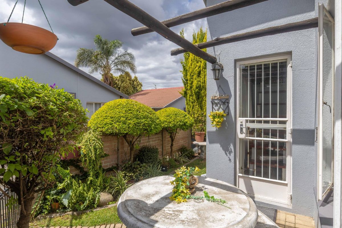 Charming Garden Townhouse in the heart of Edenglen - Photo 3
