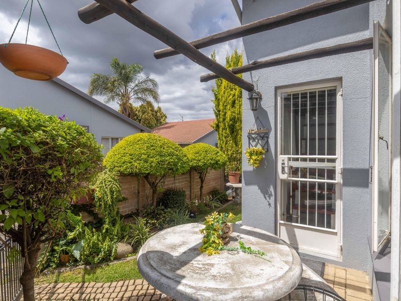 Charming Garden Townhouse in the heart of Edenglen - Photo 3