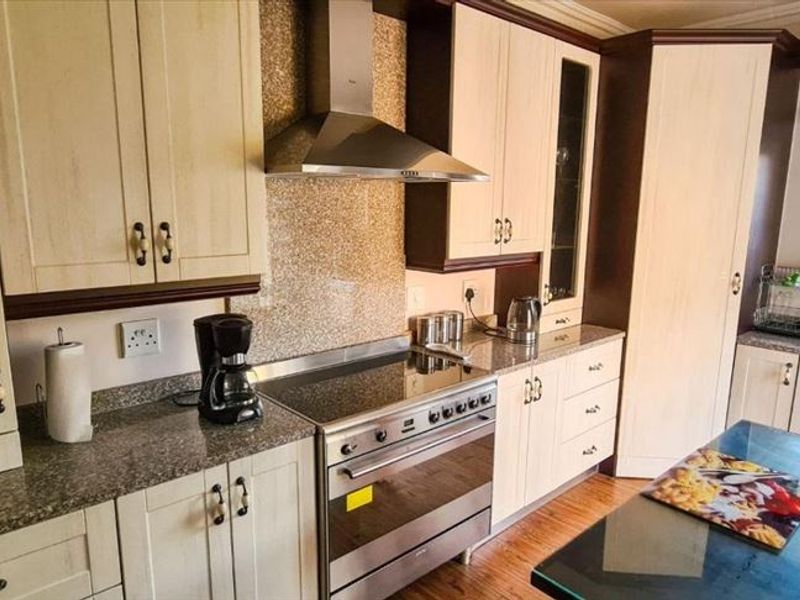Spacious Family Home Designed For Comfortable Living - Photo 1
