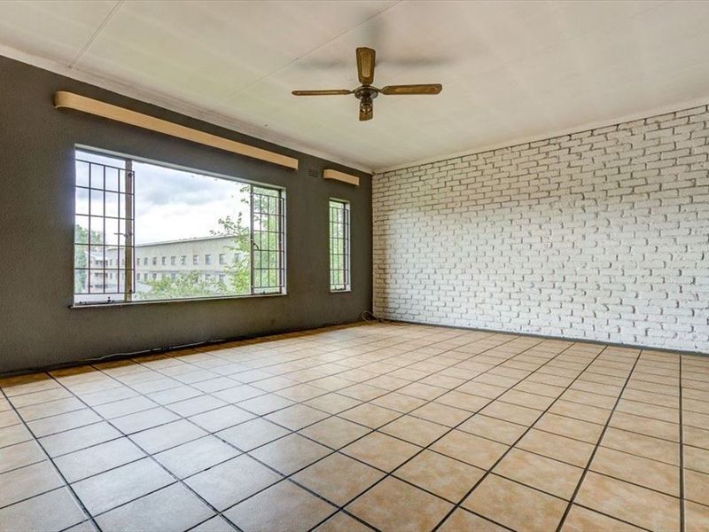 Affordable Comfort In A Cozy Family Home - Photo 2