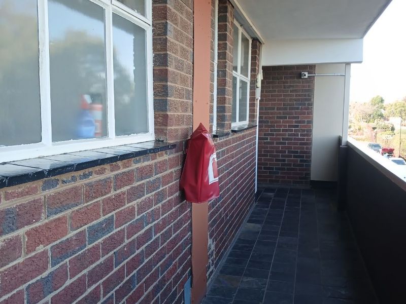 Comfortable 2-Bedroom Apartment in a Convenient Horizon View Location - Photo 2
