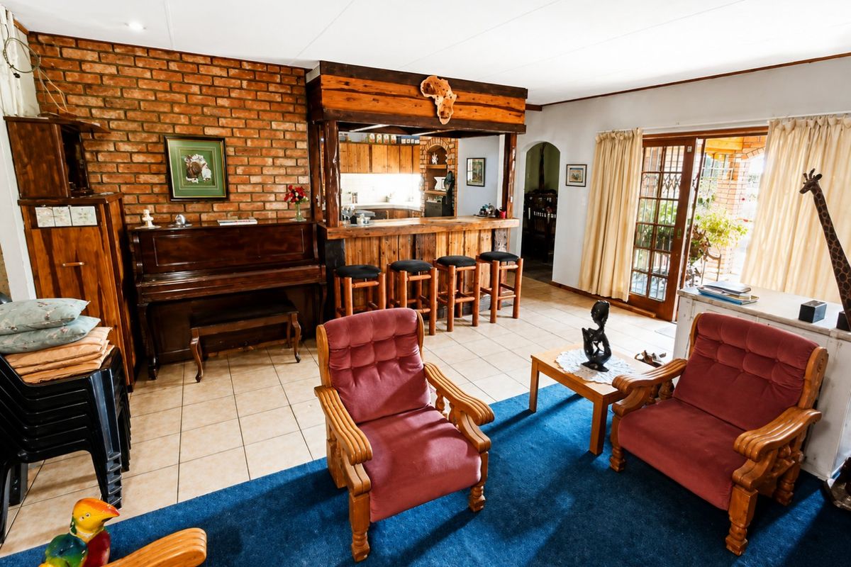 25Ha Bush-veld Retreat | Spacious Family Home with Exceptional Views - Photo 4